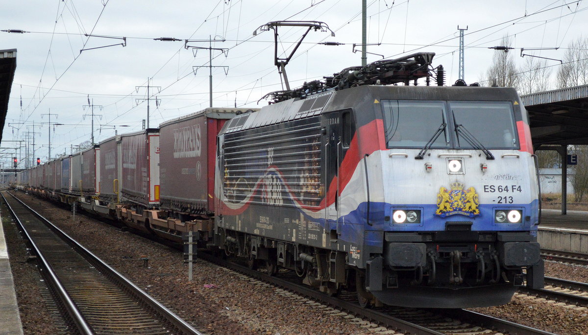 LTE Netherlands B.V mit der MRCE Dispo ES 64 F4-213/189 213-2 und KLV-Zug Richtung Polen (Poznan) am 24.01.17 Bf. Flughafen Berlin-Schönefeld. 