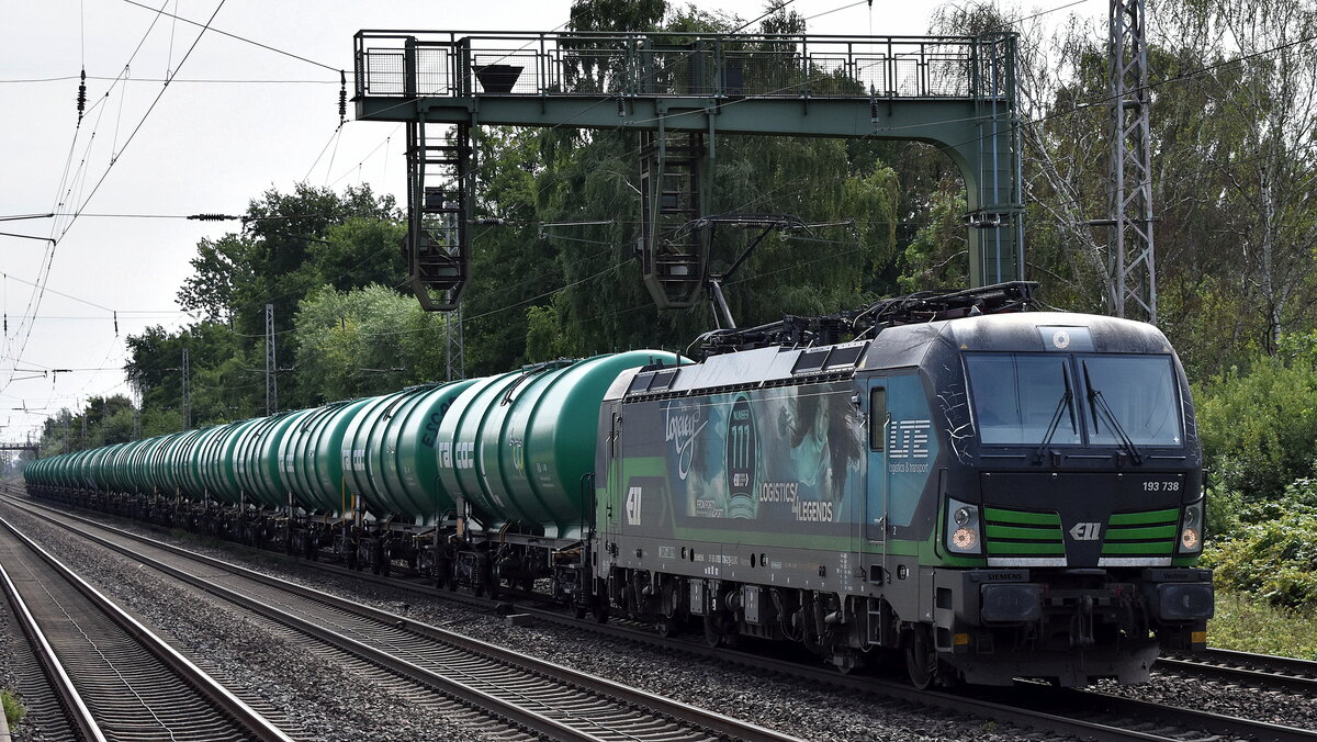 LTE Netherlands B.V., Rotterdam [NL] mit der geleasten ELL Vectron   193 738  [NVR-Nummer: 91 80 6193 738-2 D-ELOC] und einem Ganzzug Kesselwagen (für Erdöldestillate, N.A.G. oder Erdölprodukte, N.A.G.) am 07.08.25 Höhe S-Bahnhof Dedensen/​Gümmer.
