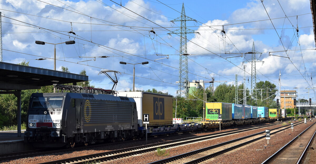 LTE Polska Sp. z o.o., Gdynia [D] mit der geleastewn BRCE Dispo Lok  ES 64 F4-802  [NVR-Nummer: 91 80 6189 802-2 D-DISPO] und einem KLV-Zug am 04.08.25 Durchfahrt Bahnhof Schönefeld bei Berlin.