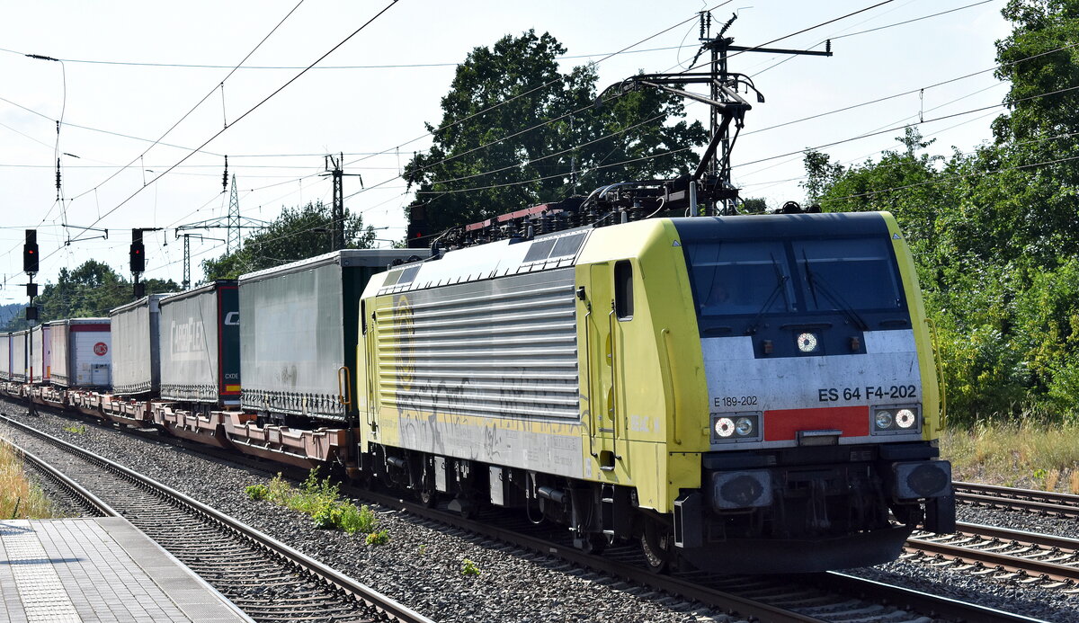LTG Cargo Polska Sp. z o.o., Warszawa [PL] mit der geleasten BRECE Dispo Lok  ES 64 F4-202  [NVR-Nummer: 91 80 6189 202-5 D-DISPO] und einem KLV-Zug Richtung Frankfurt/Oder weiter nach Polen Höhe Bahnhof Saarmund am 25.06.25