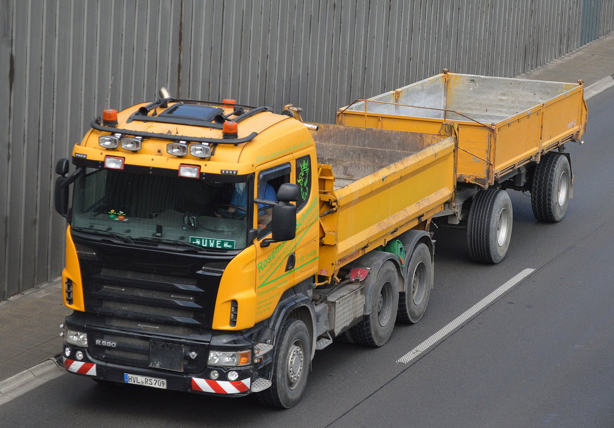 Mächtiger SCANIA R580 Baukipper + Kipphänger, Fa. ROSEMARIE SCHMIDT am 31.05.16 auf der Berliner Stadtautobahn Höhe Knobelsdorffstr. 