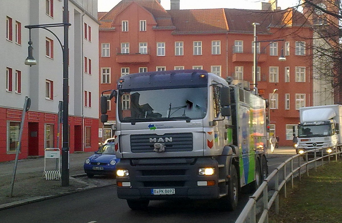 MAN Abwasserreinigungsfahrzeug der Berliner Wasserbetriebe am 04.02.14 Berlin-Pankow.