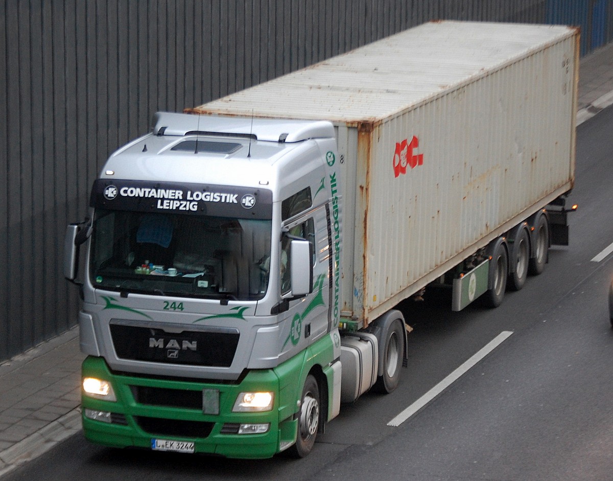 MAN Containersattelzug der Sped. CONTAINER LOGISTIK LEIPZIG am 12.12.13 Berliner Stadtautobahn Höhe Kaiserdamm.