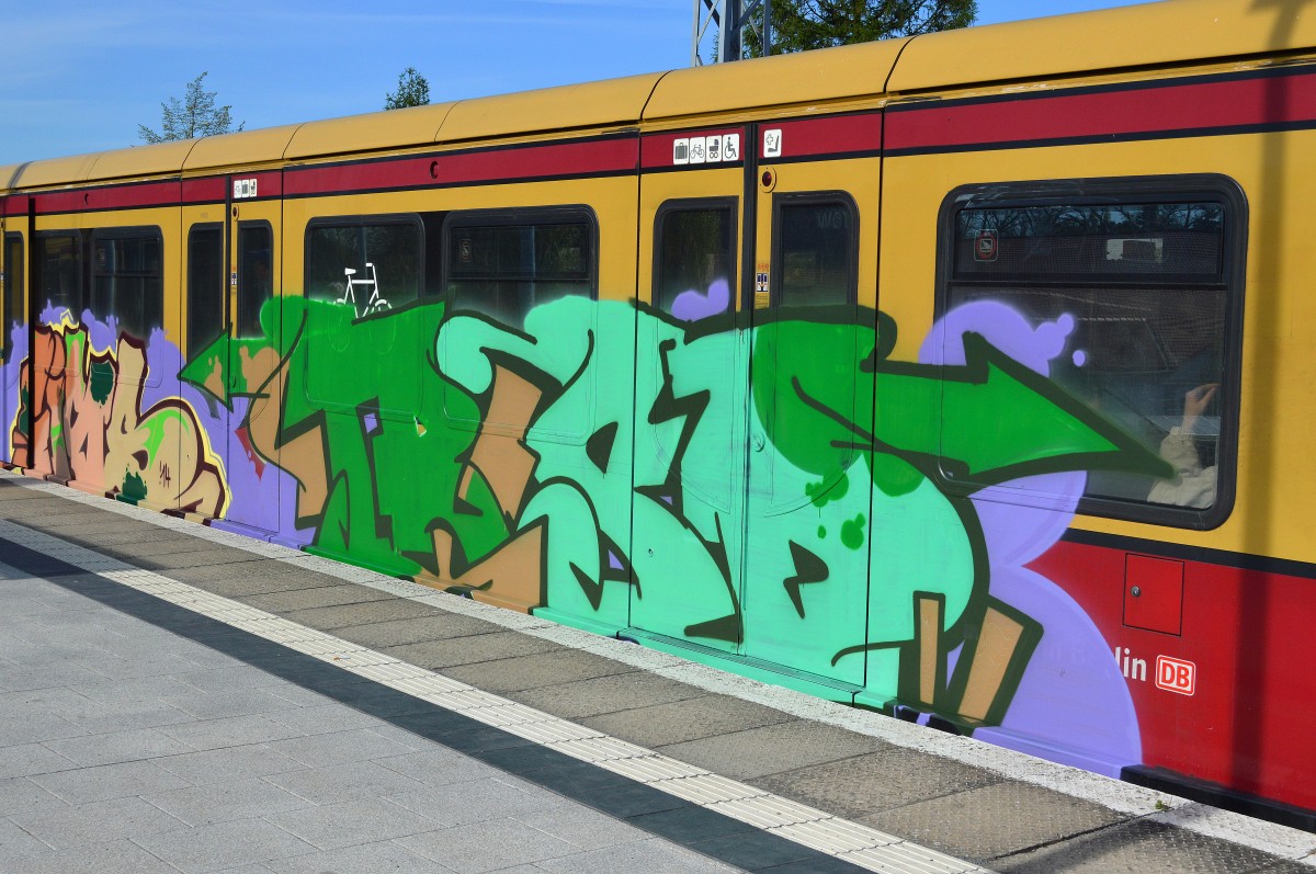 Man kommt inzwischen gar nicht daran vorbei auch die Berliner Sprayer bildnerisch zu beachten, da es kaum noch nicht bemalte S-Bahnzüge, Lokomotiven, Güterwagen, Triebzüge und selbst ICE gibt die nicht besprüht werden, allerdings versuche ich nur das zu veröffentlichen, was zumindestens künstlerisch oder von der Farbgestaltung mich sogar irgendwie anspricht, 17.04.14 Berlin-Karow. 