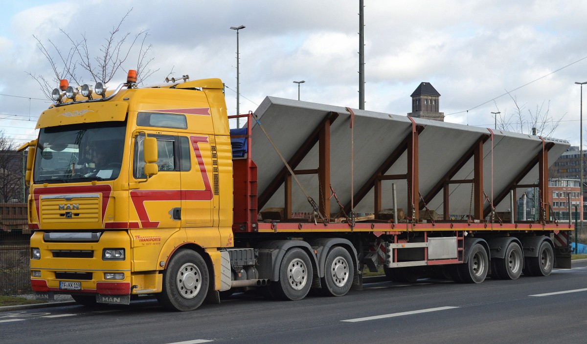 MAN Sattelzug mit Betonferigteil der Fa. TF Transporte am 29.01.15 Großbaustelle Berlin Moabit.