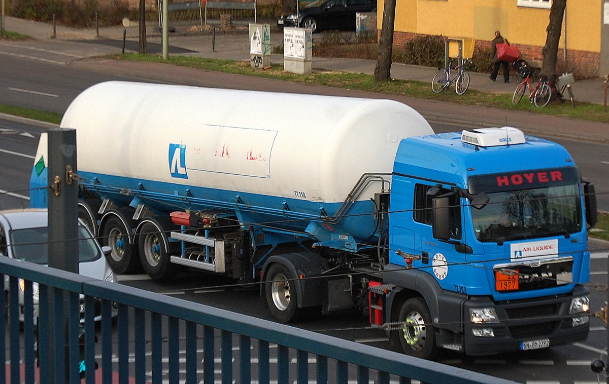 MAN Sattelzug mit Gasdruckkesselauflieger der HOYER-Group (AIR LIQUIDE) am 17.12.13 Berlin-Adlershof.
