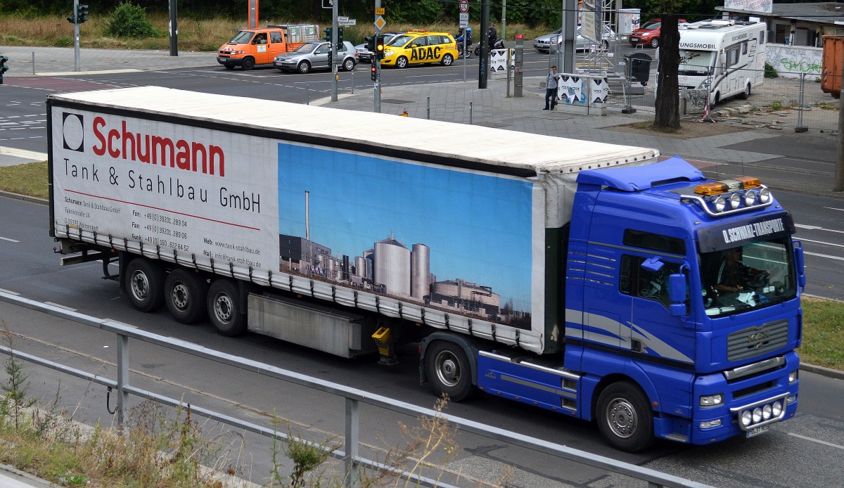 MAN Sattelzug der Sped.D.SCHWARZ TRANSPORTE mit Auflieger der Fa. Schumann Tank & Stahlbau GmbH am 26.08.14 Berlin-Adlershof.