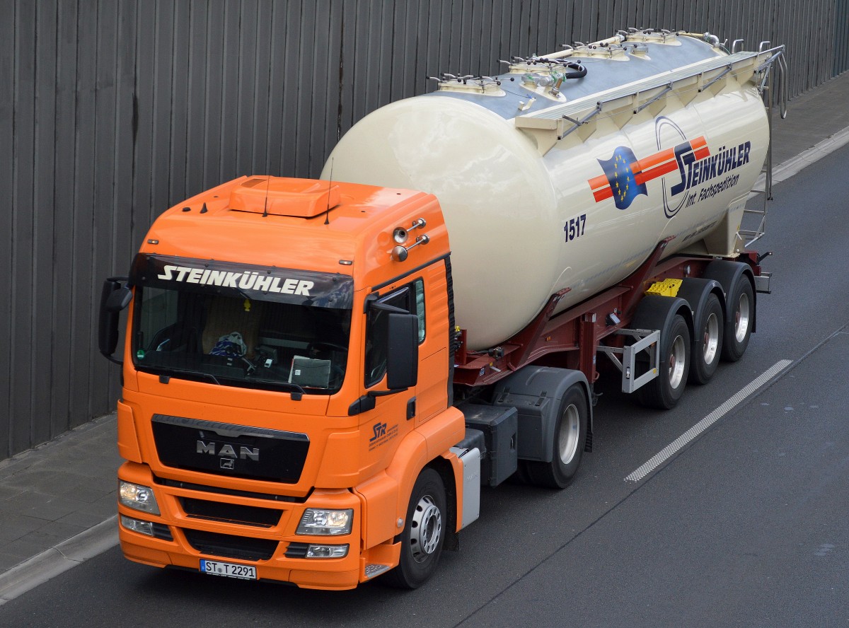 MAN Silosattelzug der Sped STEINKÜHLER am 07.05.15 Brliner Stadtautobahn Höhe Kaiserdamm.
