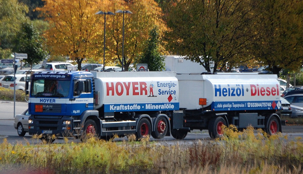 MAN Tanklaster mit Tankh�nger der Fa.HOYER f�r Diesel-und Heiz�l am 01.10.13 Berlin-Marzahn.