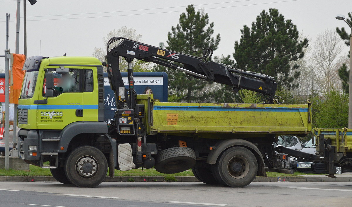 MAN TGA 18.360 Baukipper (Selbstlader) + Hänger der Fa. SIEVERS Garten & Landschaftsbau am 12.04.16 Schönefeld bei Berlin.