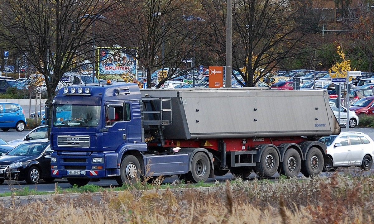 MAN TGA 18.410 Sattelkipper am 29.10.13 Berlin-Marzahn.