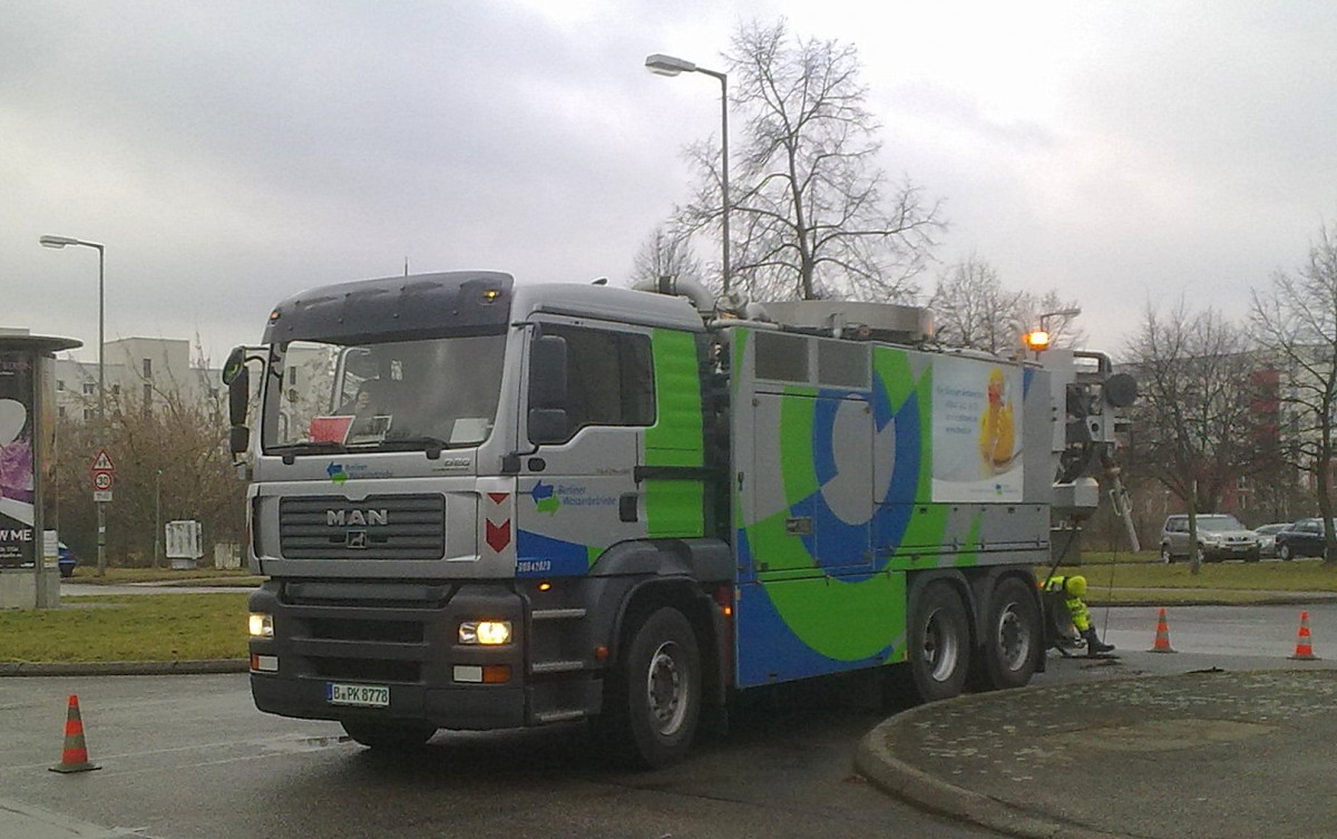 MAN TGA 26.430 Kanalreinigungsfahrzeug der Berliner Wasserbetriebe am 14.02.14 Berlin-Pankow. 