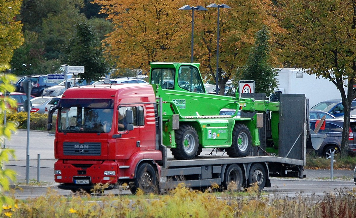 MAN TGA Fahrzeugtransporter beladen mit einem Teleskoplader MERLO ROTO 38.16 am 01.10.13 Berlin Marzahn.