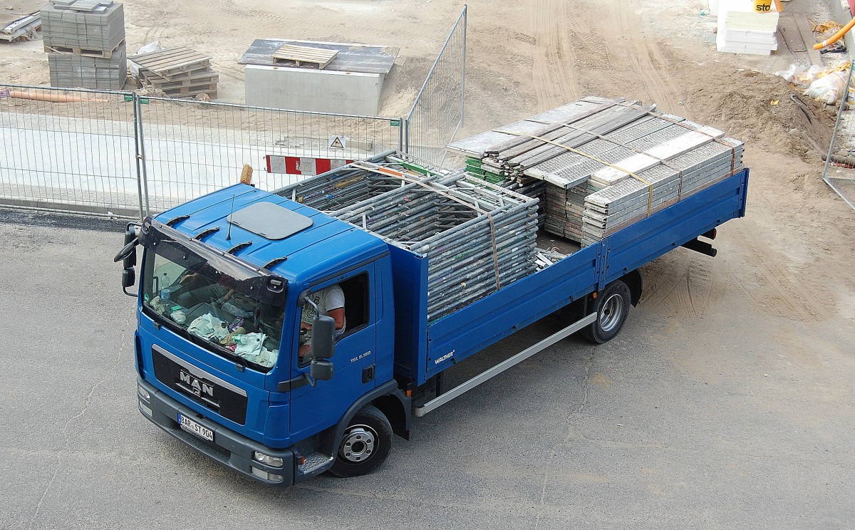 MAN TGL 8.180 LKW mit Ladefl�che mit Pritschenumrandung einer Ger�stbaufirma, 22.08.13 Berlin-Pankow.