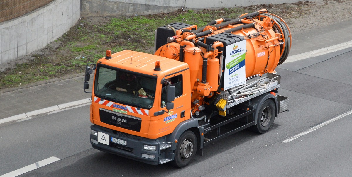 MAN TGM 18.250 Abwasser Entsorgungs-und Spülfahrzeug der Fa.ARKADAS am 13.04.15 Berliner Stadtautobahn Höhe Kaiserdamm.
