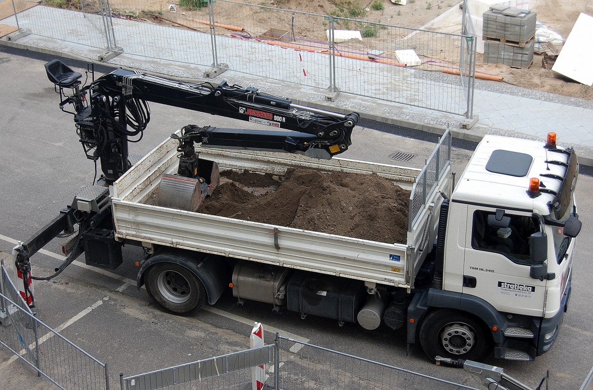 MAN TGM 18.340 Baukipper (Selbstlader) der Fa. stratieka, 16.08.13 Berlin-Pankow.
