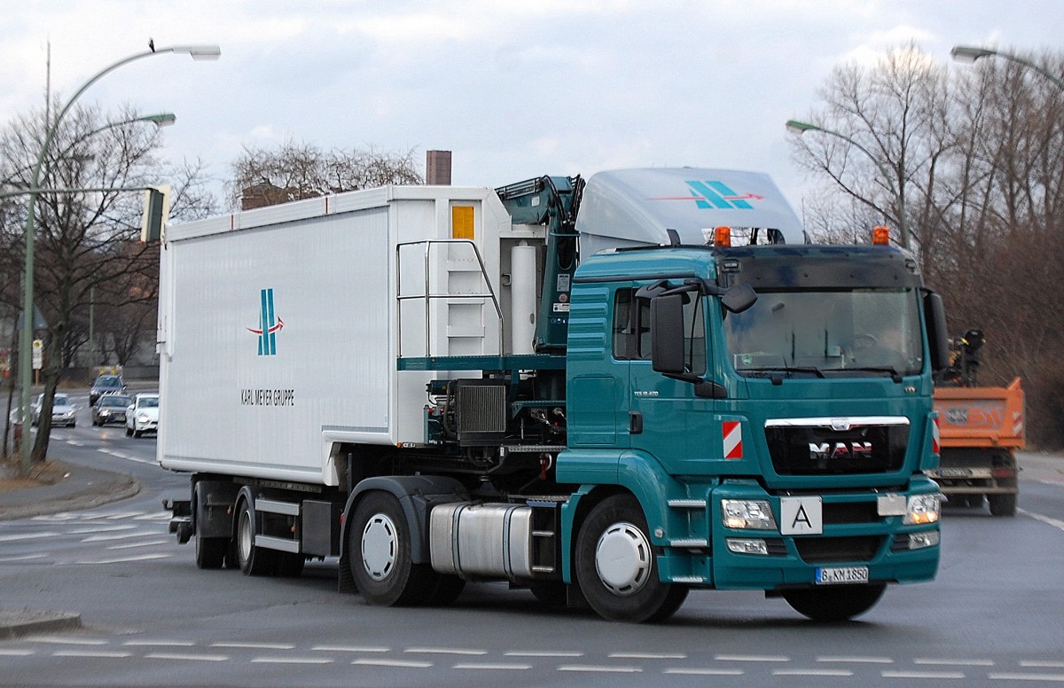 MAN TGS 18.400 Zugmaschine mit Spezialauflieger (Selbstlader) für Glasrecycling in Berlin der Fa. KARL MEYER GRUPPE auf dem Weg zum Berliner Westhafen, 12.02.14