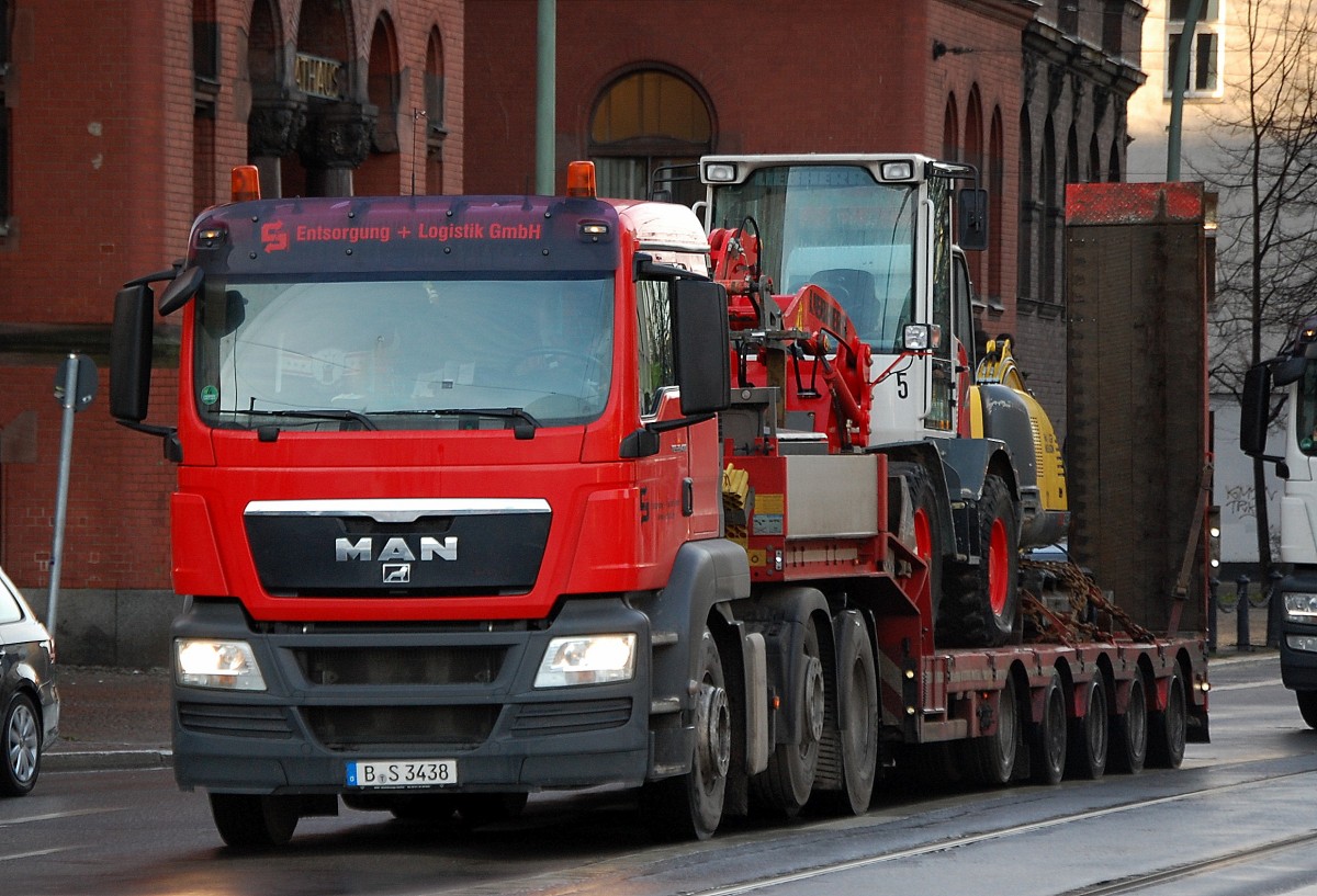 MAN TGS 25.480 Sattelzug mit Ladebrücke mit LIEBHERR Radlader + neuson Kompaktbagger belader der Fa. Entsorgng + Logistik GmbH am 07.01.14 Berlin-Pankow.