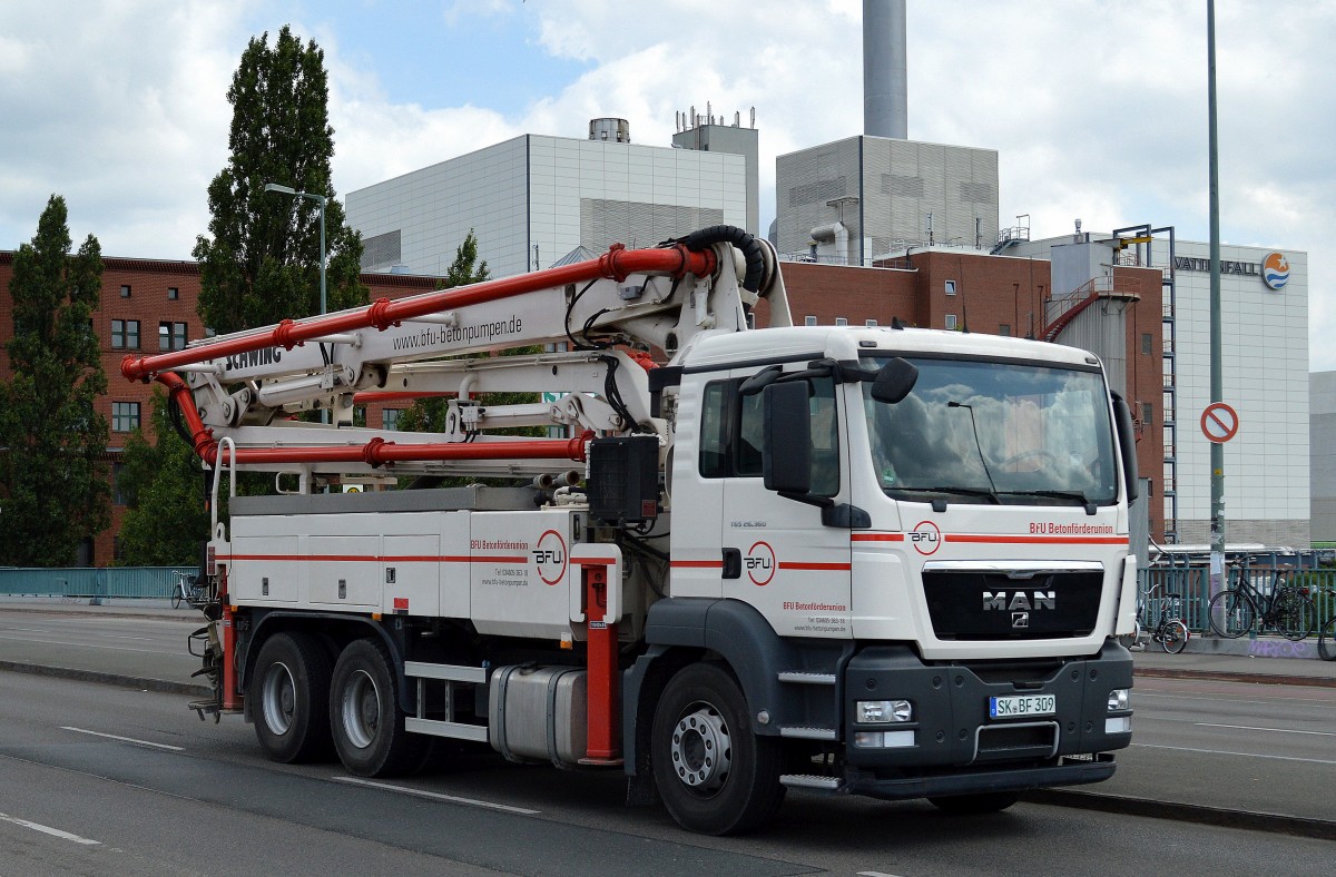 MAN TGS 26.360 mit SCHWING Betonpumpe der BFU Betonförderunion am 17.06.14 Berlin-Putlitzbrücke.