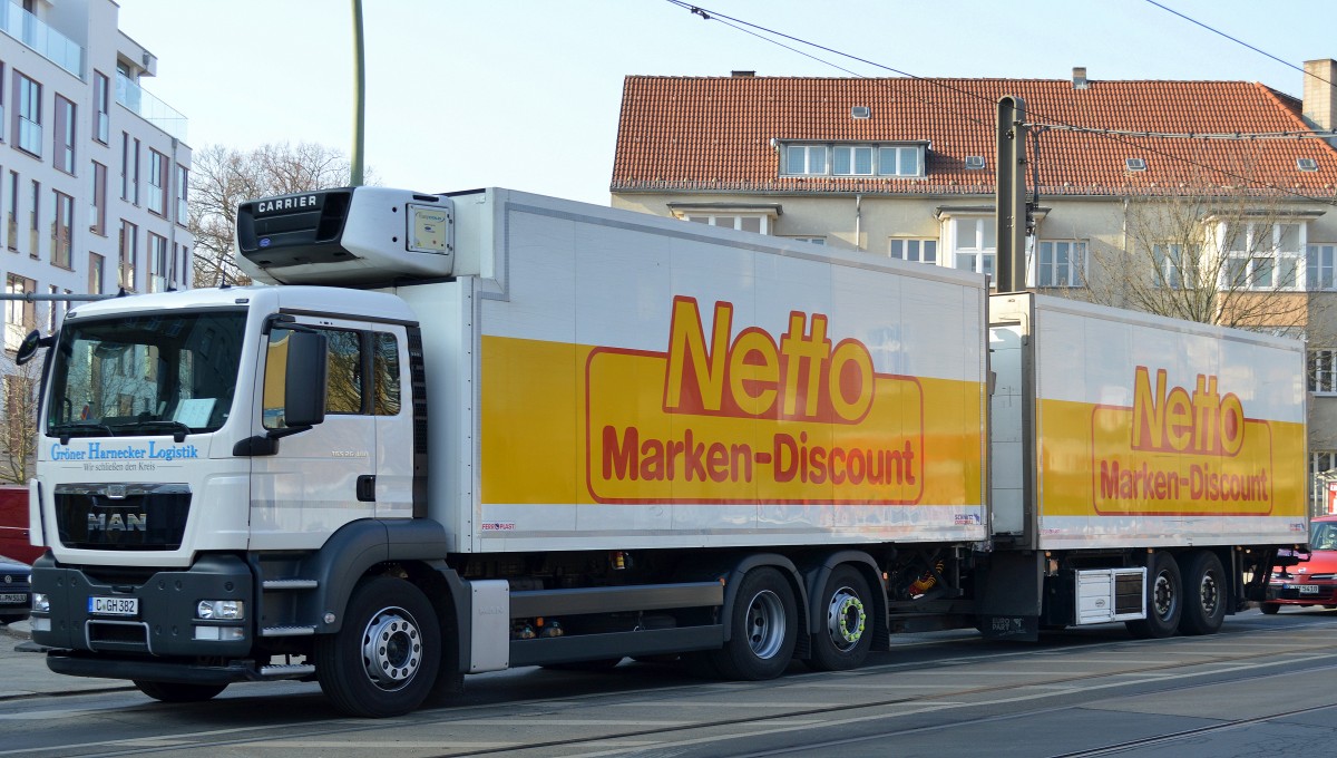 MAN TGS 26.400 Hängerzug mit Kastenaufbau + Kühlung der Sped. Gröner Harnecker Logistik für den Discounter Netto am 12.02.15 Berlin-Weißensee.