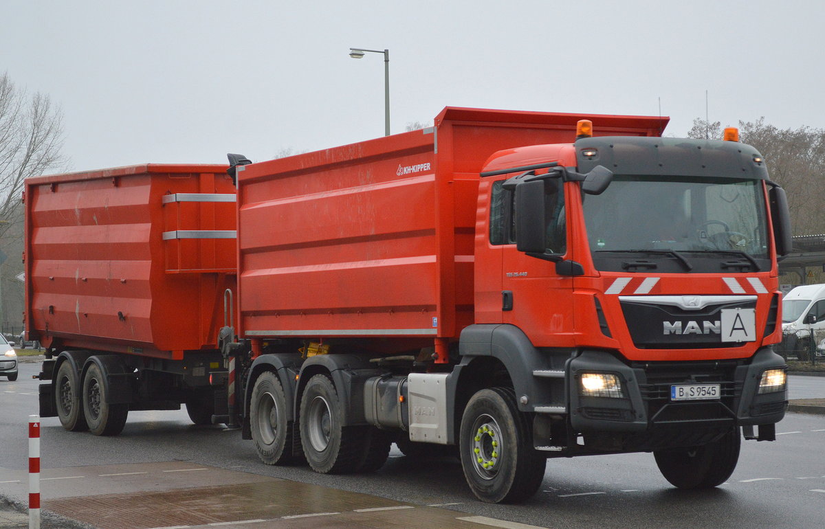 MAN TGS 26.440 Kipper (hochwandig) + hochwandiger Kipphänger für Abfall-Transporte siehe Hinweisschild A am 25.01.17 Berlin-Marzahn.