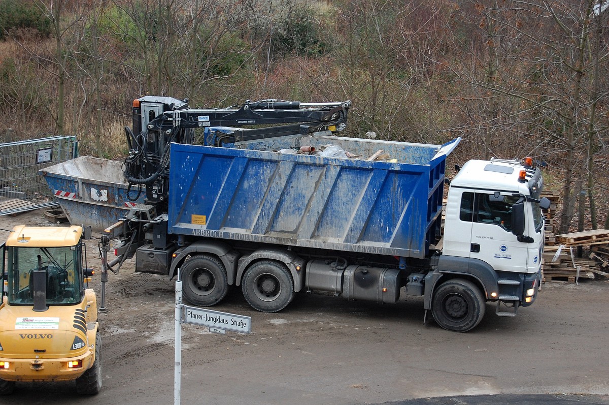 MAN TGS 26.440 Kipper (Selbstlader) der Fa. BVE holt Bauabfälle ab, 23.12.13 Berlin-Pankow.