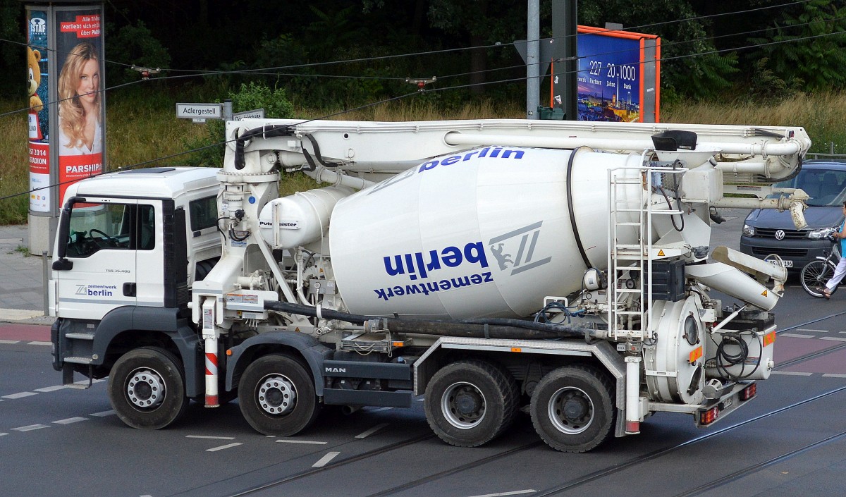 MAN TGS 35.400 Betonmischer mit integrierter Betonpumpe der Fa. Zementwek Berlin am 01.08.14 Berlin-Adlershof.