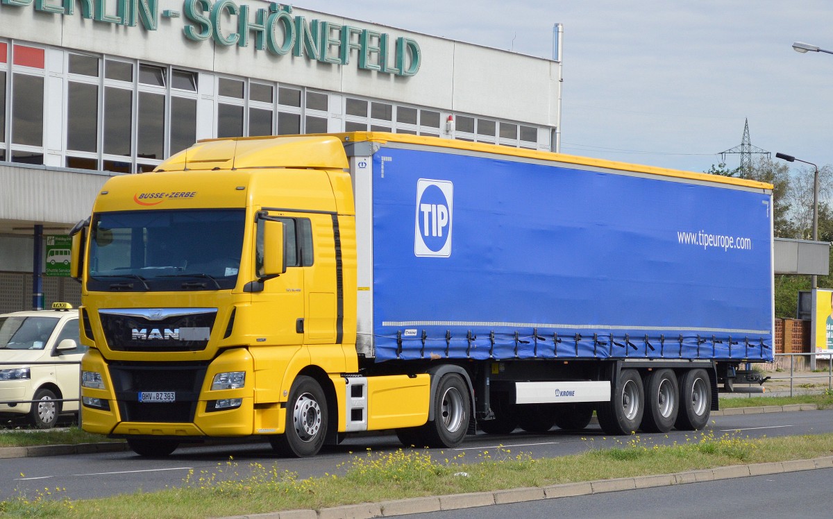 MAN TGX 18.400 Zugmaschine der Fa. BUSSE * ZERBE mit TIP Auflieger am 08.09.15 Höhe Flughafen Berlin-Schönefeld.