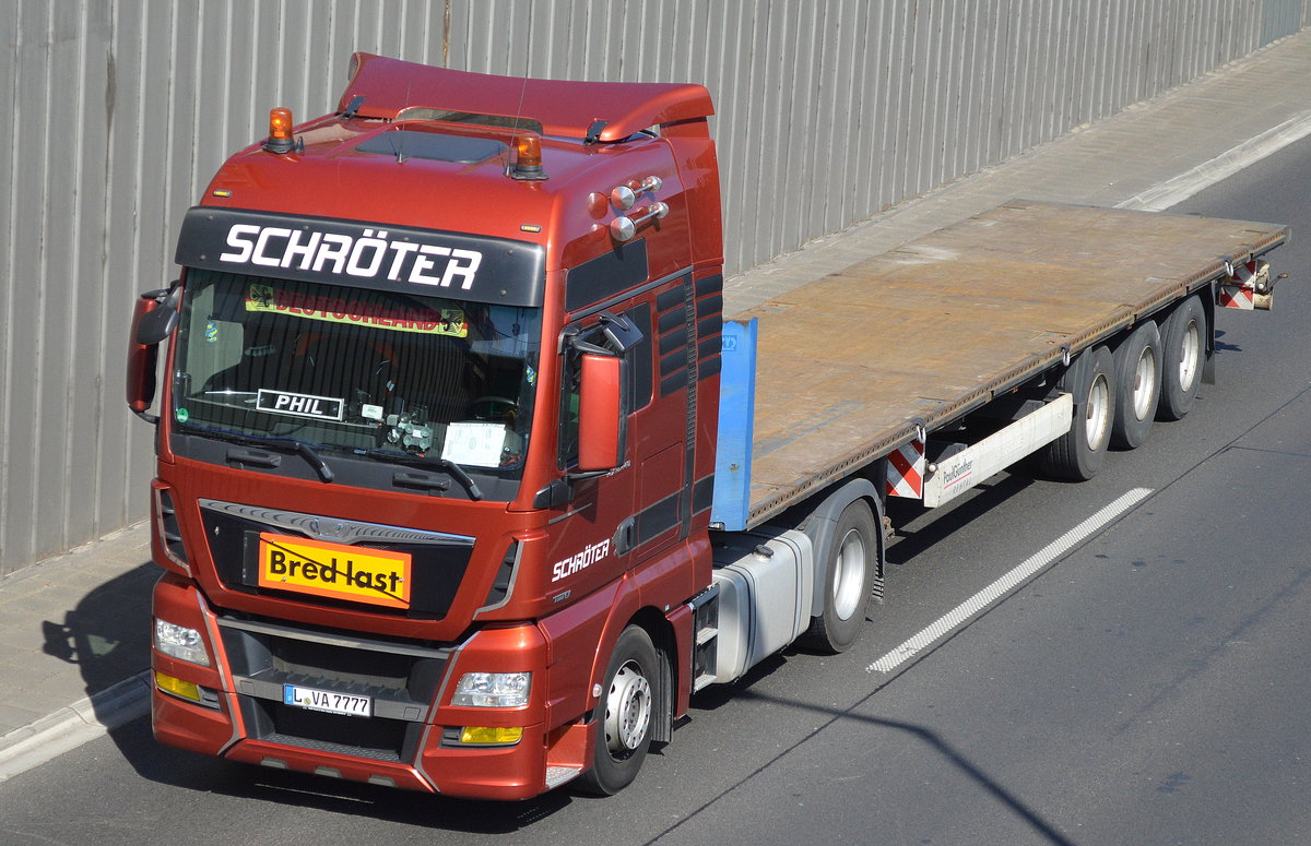 MAN TGX 18.440 Zugmaschine der Fa. SCHRÖTER mit flachem Auflieger am 21.04.16 Berliner Stadtautobahn Höhe Knobelsdorffstr.
