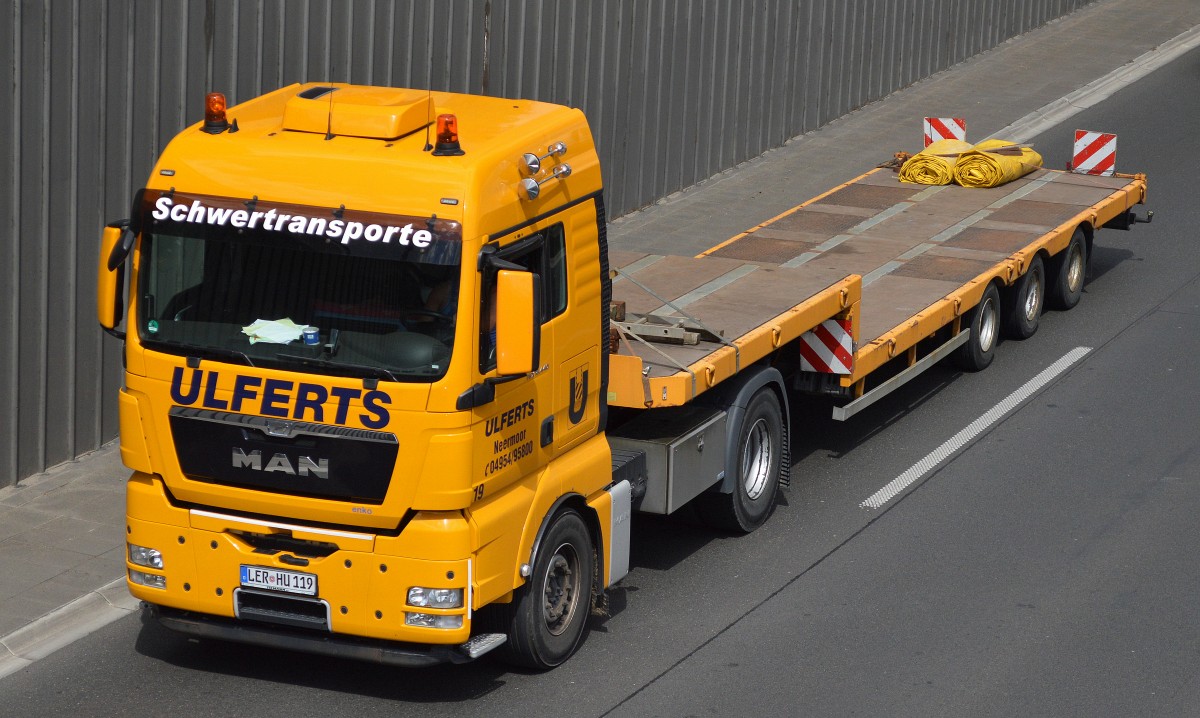 MAN TGX 18.440 Zugmaschine mit Tiefladebrücke als Auflieger für Schwertransporte der Fa.ULFERTS am 07.05.15 Berliner Stadtautobahn Höhe Kaiserdamm. 
