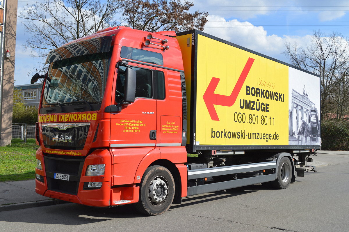 MAN TGX 18.480 Wechsellader, ein Umzugs-LKW der Fa.BORKOWSKI UMZÜGE aus Berlin am 08.04.16 Berlin-Pankow.