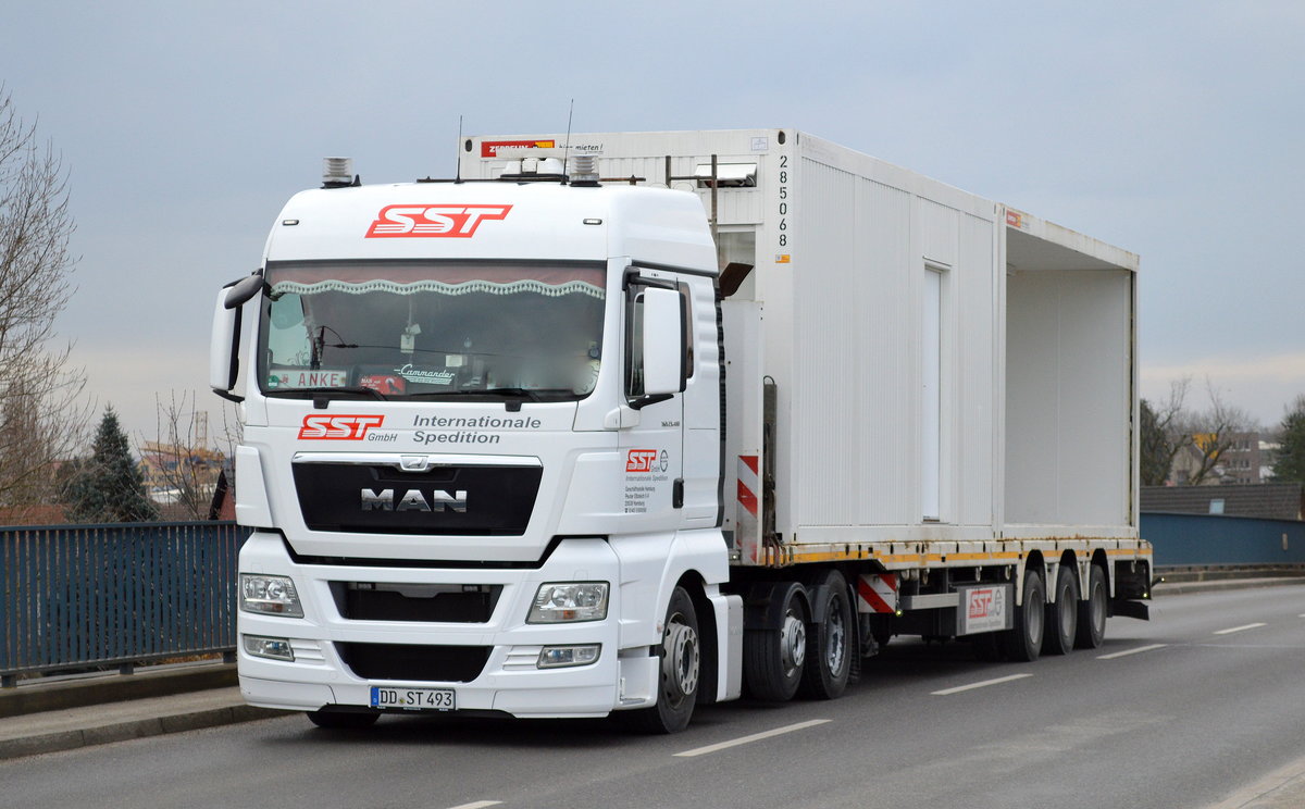 MAN TGX 23.480 mit Flachtrailer mit Baustellen-Container beladen der Int. Sped.SST GmbH am 06.03.17 Berlin-Gehrenseestr., Brücke.