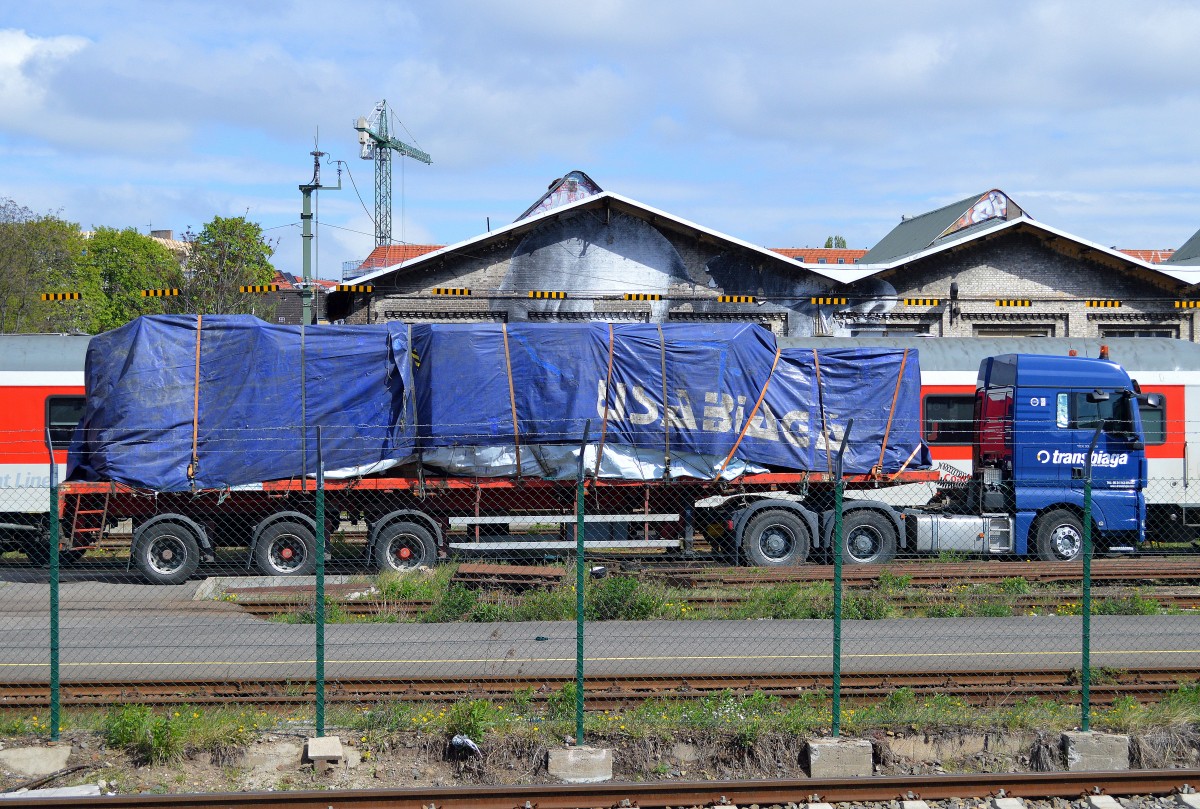 MAN TGX 33.??0 Sattelzug der Sped. transbiaga mit leider nicht erkennbarer Beladung auf dem Gelände des DB-CNL Bahnbetriebswerk am S-Bhf. Berlin Warschauer Str., 15.04.14