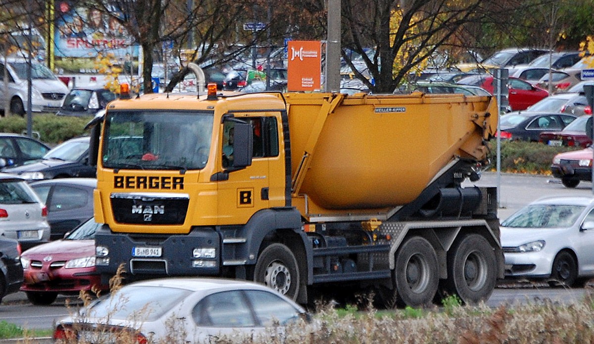 MAN TGX Kippfahrzeug? (Meiler-Kipper) der Fa. BERGER, interessante mir bisher noch  nicht untergekommene Kippvorrichtung, 29.10.13 Berlin-Marzahn.