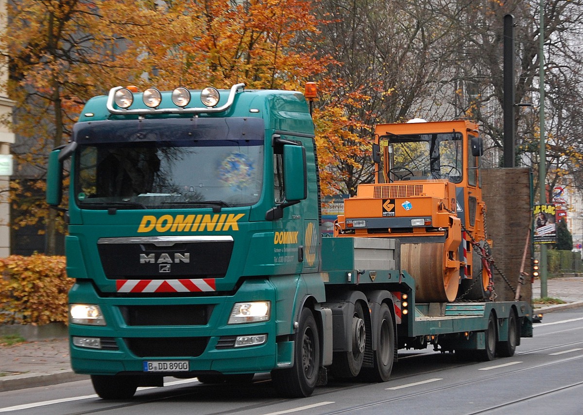 MAN TGX Zugmaschine mit Ladebr�cke der Fa. DOMINIK beladen mit Walzenzug der Fa. G�tsche, 15.11.13 Berlin-Niedersch�nhausen.