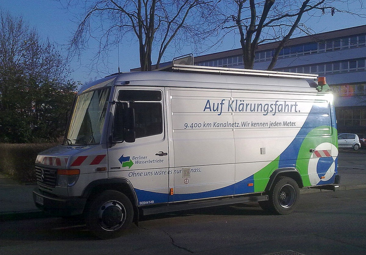 MB 816D Transporter der Berliner Wasserbetriebe bei der Kanlinspektion in Berlin-Pankow am 25.02.14