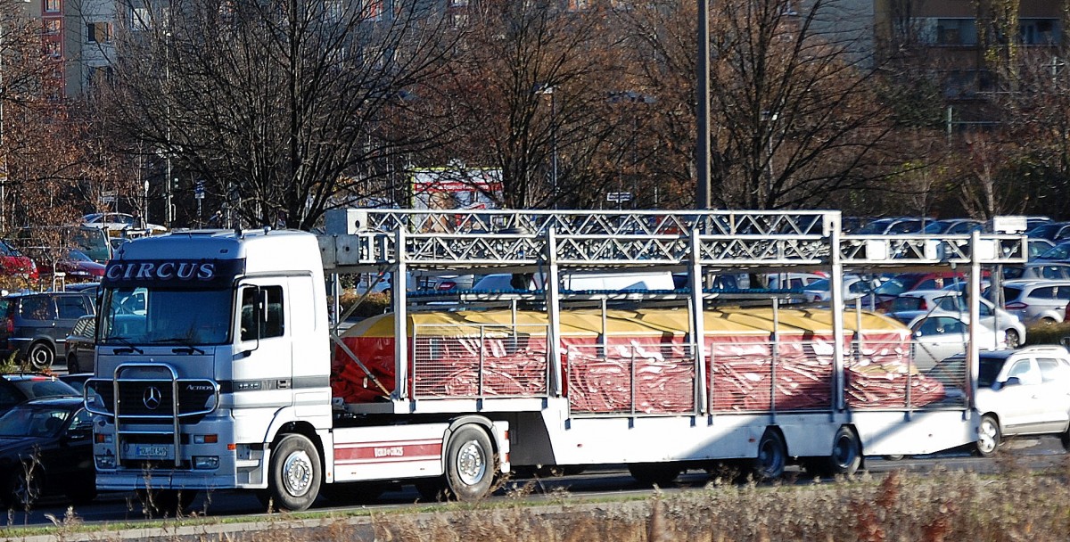 MB ACTROS 1840 Sattelzug des Cirkus-Unternehmens CIRKUS WILLIAM bealden mit dem Cirkuszelt am 26.11.13 Berlin-Marzahn.