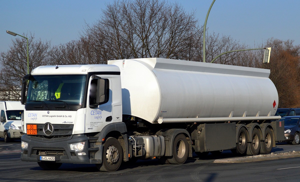 MB ACTROS 1840 Tanklast-Sattelzug der Sped. CETAN Losgistik (UN-Nr.30/1202 = Dieselbrennstoff) am 27.02.15 auf dem Weg zum Berliner Westhafen.