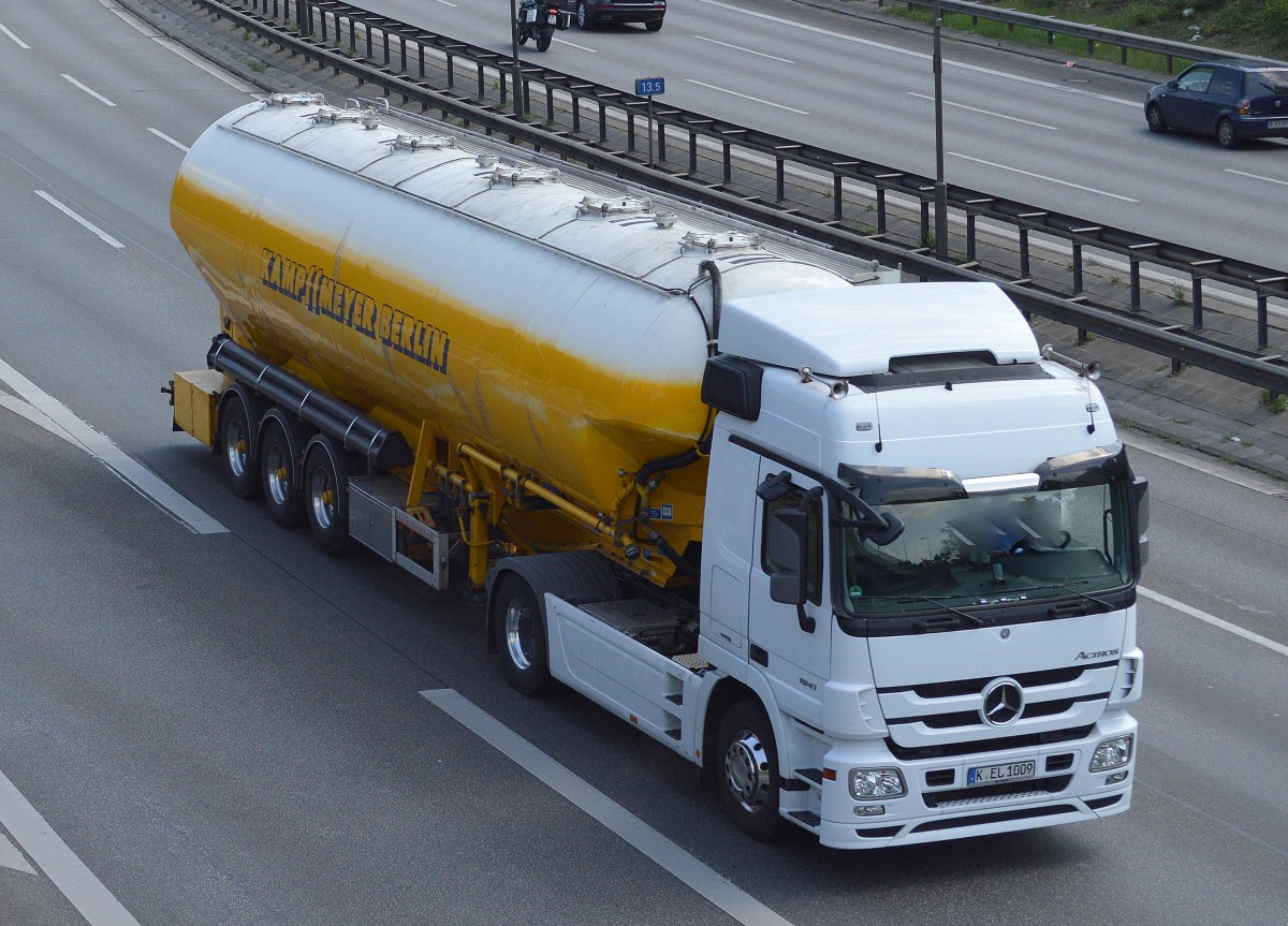 MB ACTROS 1841 mit Siloauflieger der Fa. KAMPFFMEIER Berlin für Mehltransporte am 01.09.15 Berliner Stadtautobahn Höhe Sachsendamm.