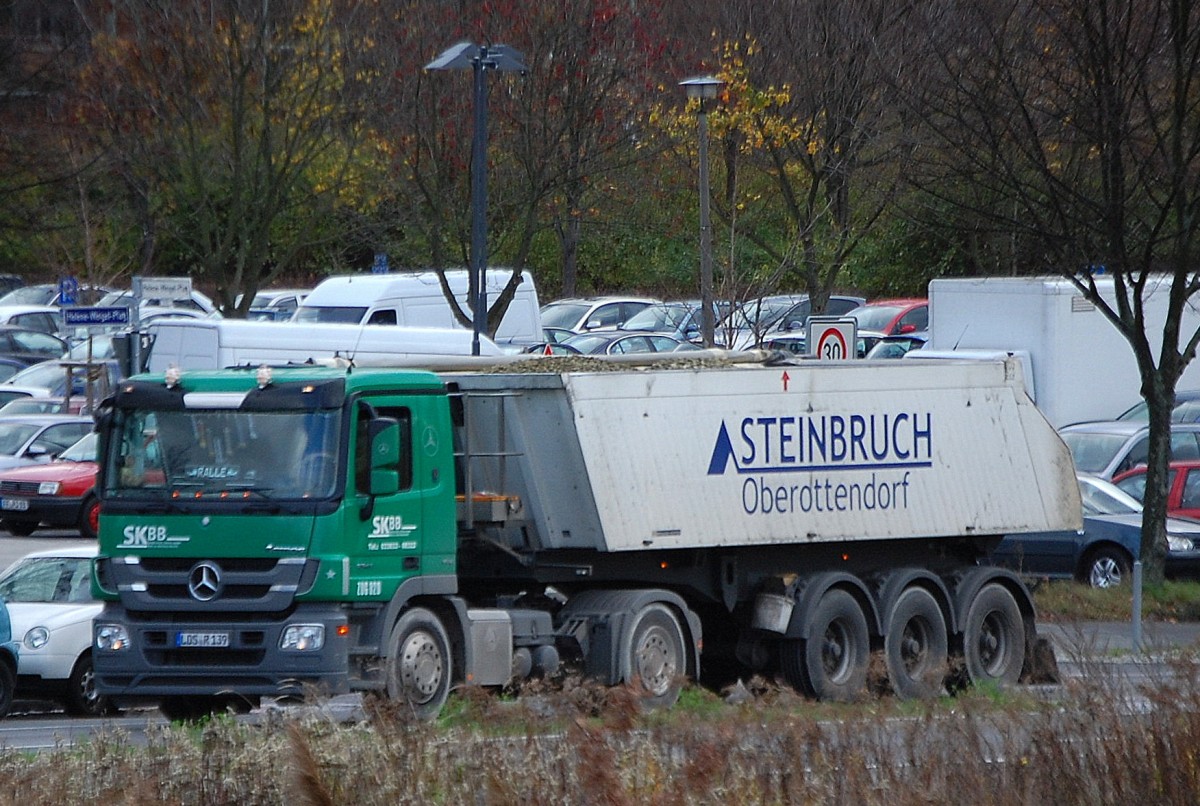 MB ACTROS 1841 Sattelkipper Der Fa. SKBB am 05.11.13 Berlin Marzahn.