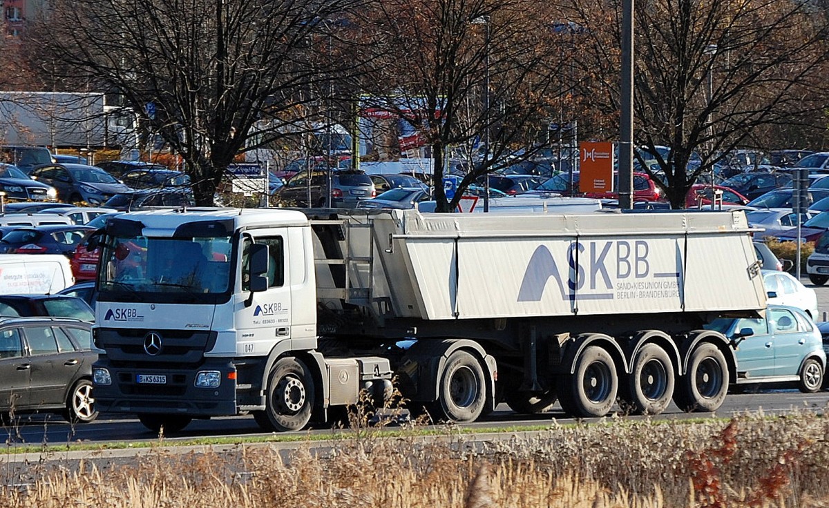 MB ACTROS 1841 Sattelkipper der Fa. SKBB am 26.11.13 Berlin-Marzahn.