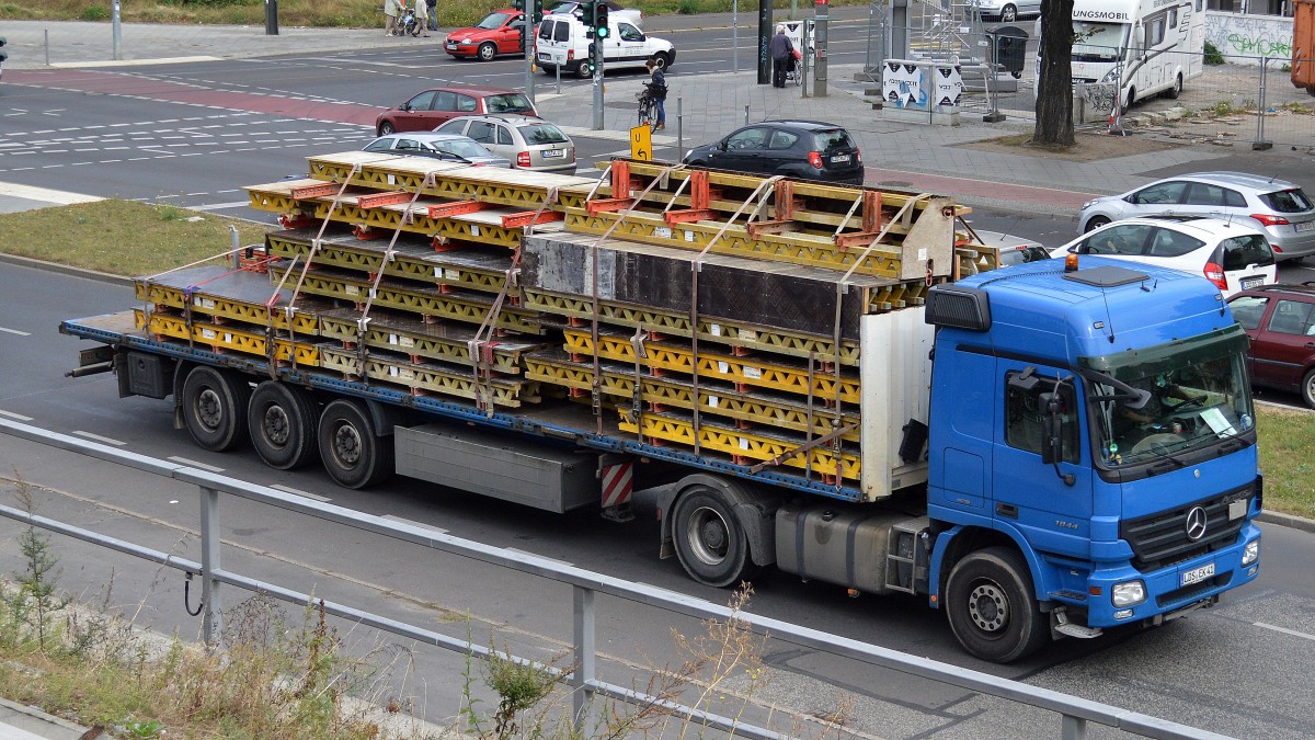 MB ACTROS 1844 mit Flachauflieger mit Verschalungsplatten beladen am 26.08.14 Berlin-Adlershof.