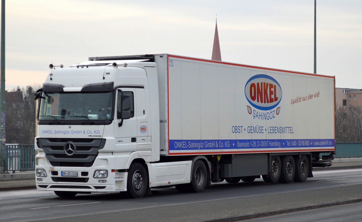 MB ACTROS 1844 mit Kühlfrachtauflieger der Fa. ONKEL Sahingöz GmbH & CoKG am 23.02.15 Berlin-Putlitzbrücke.