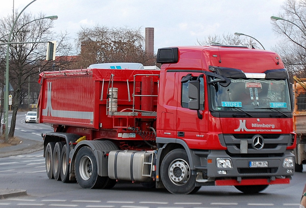 MB ACTROS 1844 Sattelkipper der Sped. Mimberg am 12.02.14 auf dem Weg zum Berliner Westhafen.