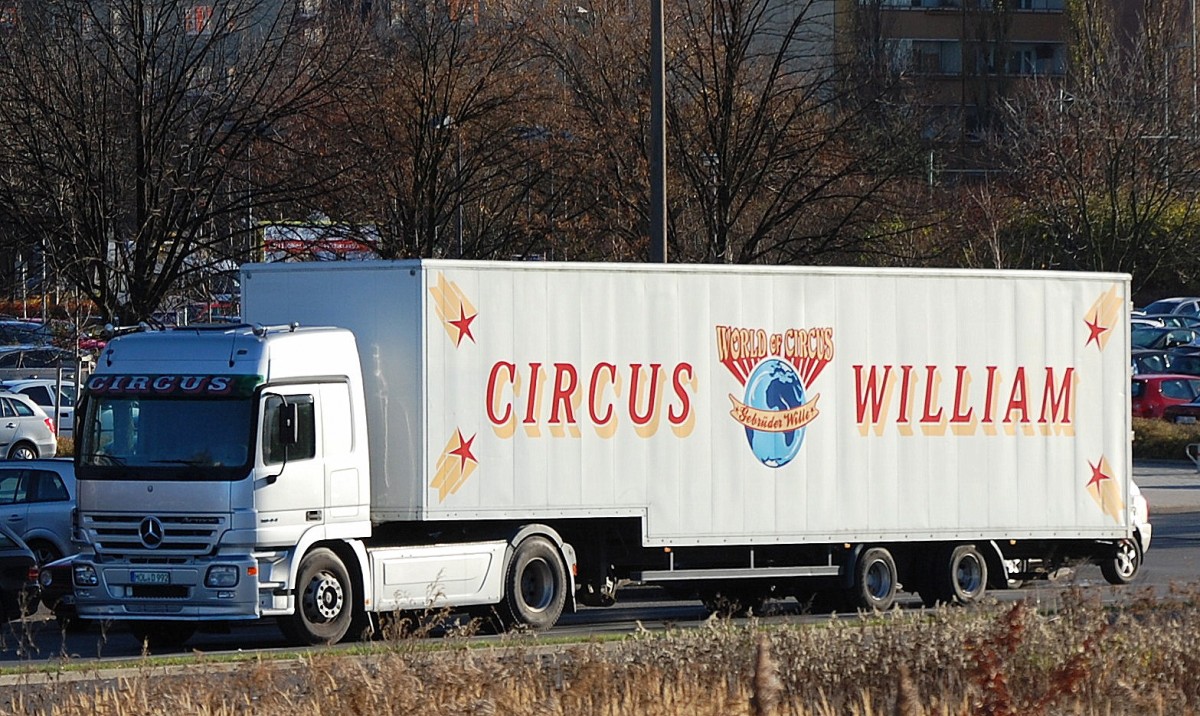 MB ACTROS 1844 Sattelzug für das Cirkus-Unternehmen CIRKUS WILLIAM am 26.11.13 Berlin-Marzahn.