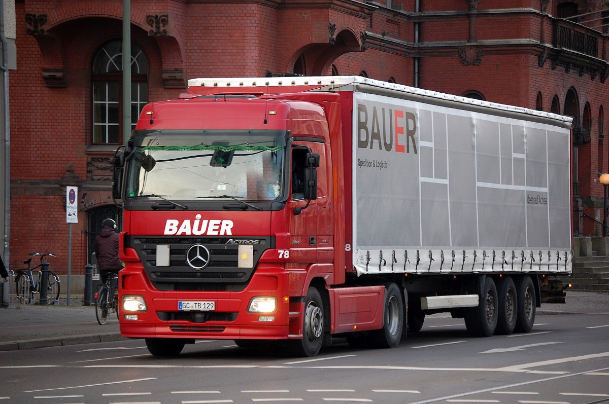 MB ACTROS 1844 Sattelzug der Sped BAUER am 14.01.14 Berlin-Pankow.