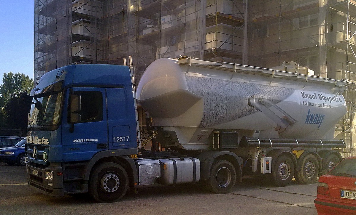 MB ACTROS 1844 der Sped. Willi Betz mit Siloauflieger der Fa. knauf f�r Gipsputze zum Nachf�llen der Baustellenstandsilos, 08.09.13 Berlin-Pankow.