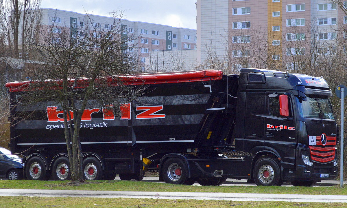 MB ACTROS 1848 Sattelkipper mit gewaltigem Kipptrailer der Fa.brilz Spedition & Logistik am 10.03.17 Berlin-Hohenschönhausen.