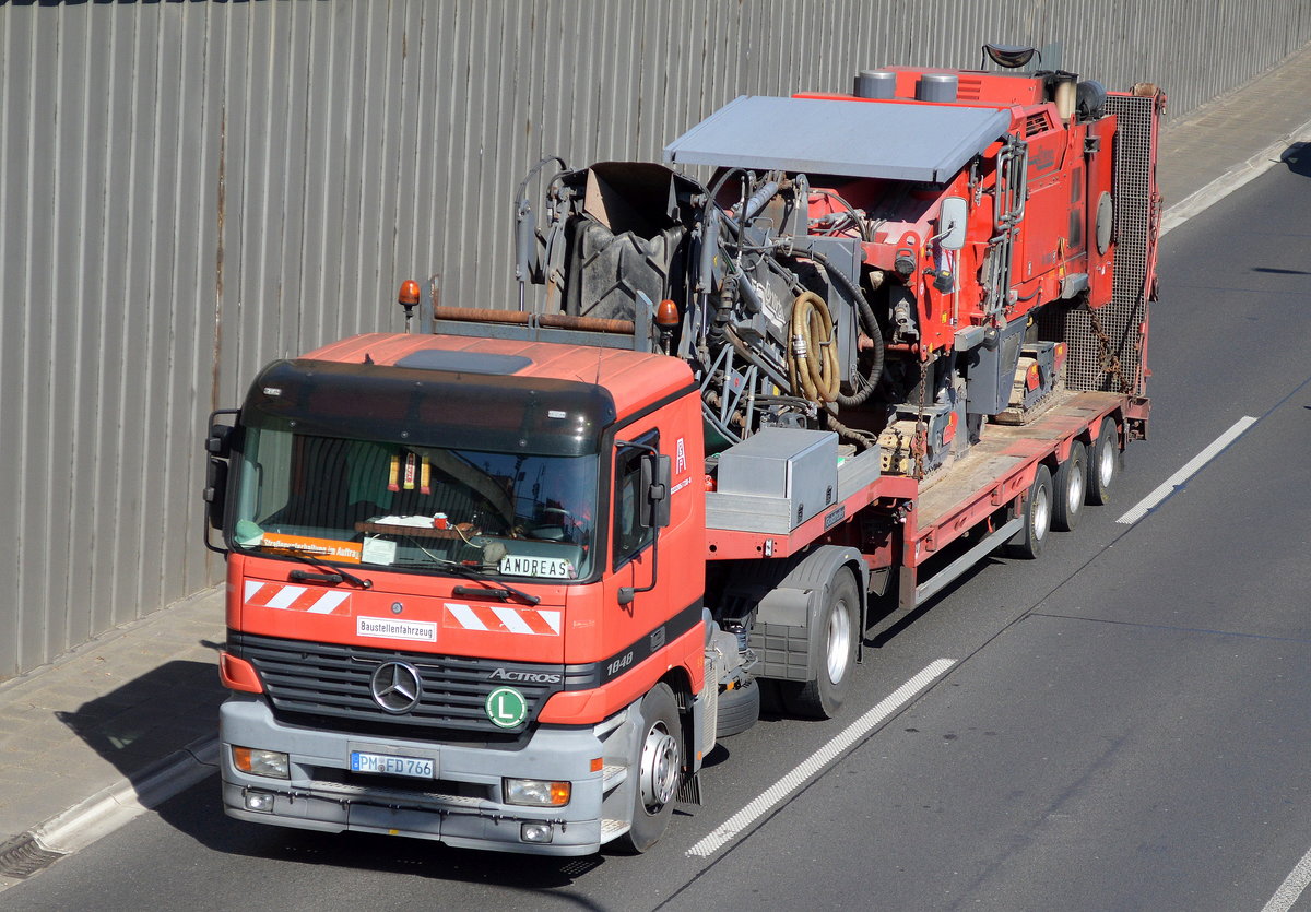 MB ACTROS 1848 Zugmaschine mit Ladebrücke mit Asphaltfräse Wirtgen Typ W 1500 der Fa ABP (Baustellenfahrzeug)am 21.04.16 Berliner Stadtautobahn Höhe Knobelsdorffstr.