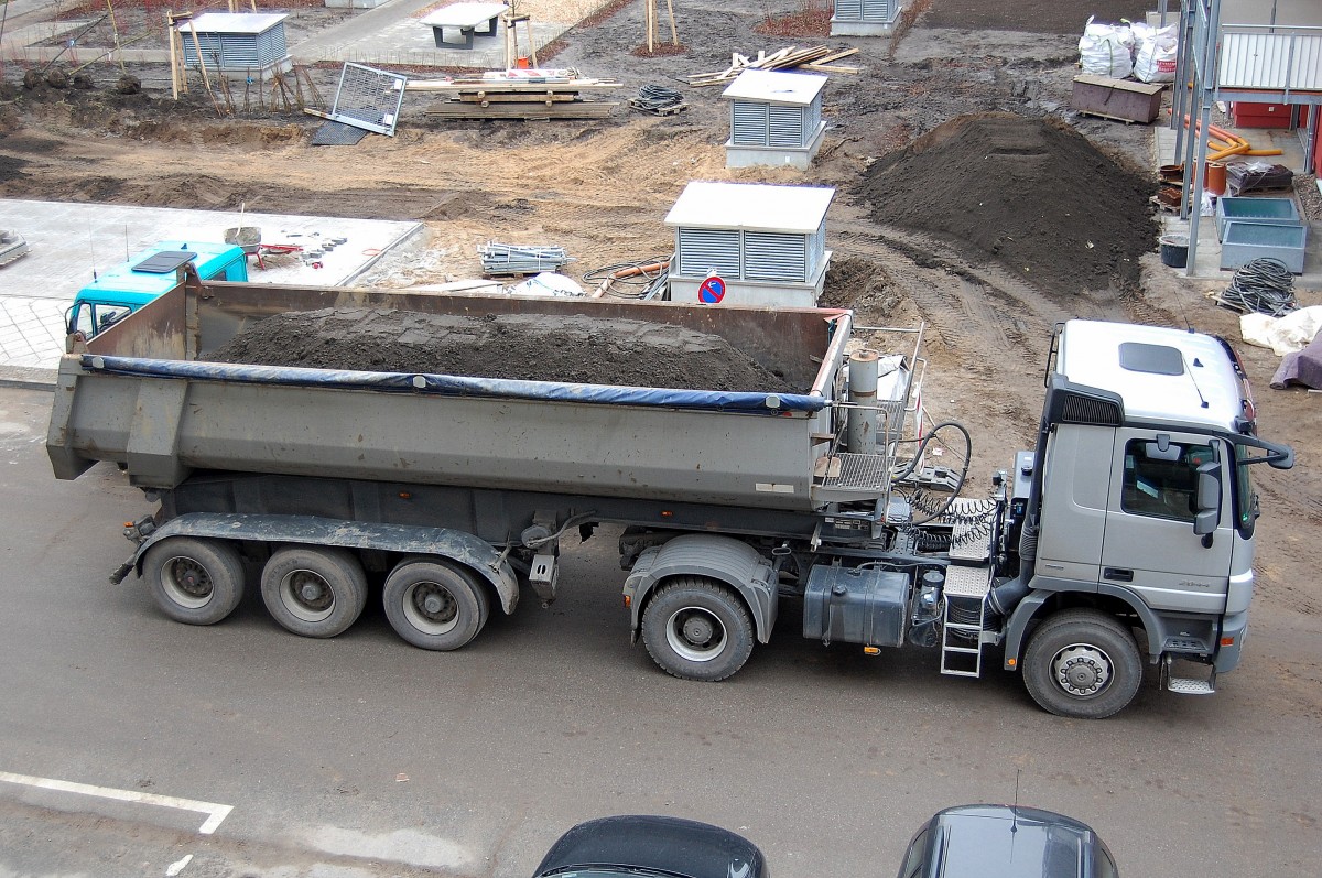 MB ACTROS 2044 Sattelkipper am 23.12.13 Berlin-Pankow.